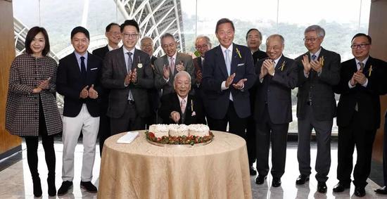 马主许世勋先生切蛋糕庆祝成为历来首位在港取得100场头马的本地马