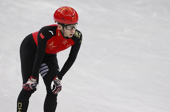 2月5日,中国短道速滑运动员武大靖在江陵冰上运动场进行赛前训练.