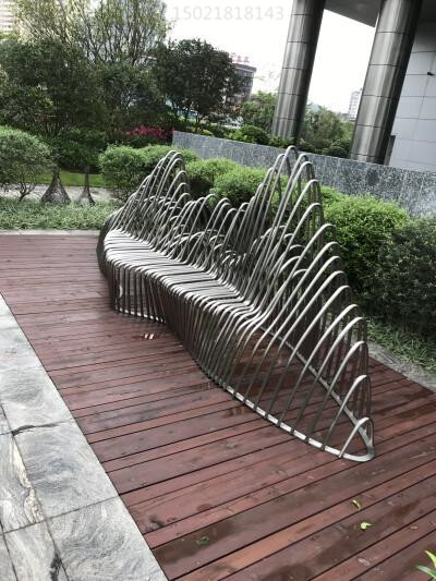 苏州塑景承制不锈钢座椅雕塑_步行街抽象椅子雕塑